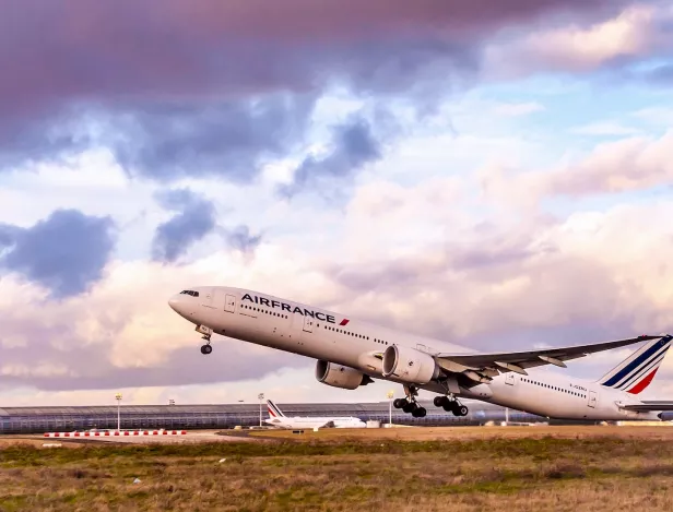 AIR-FRANCE-HOTESSE-DE-L'AIR-FORMATIONS-AEROPORTUAIRES